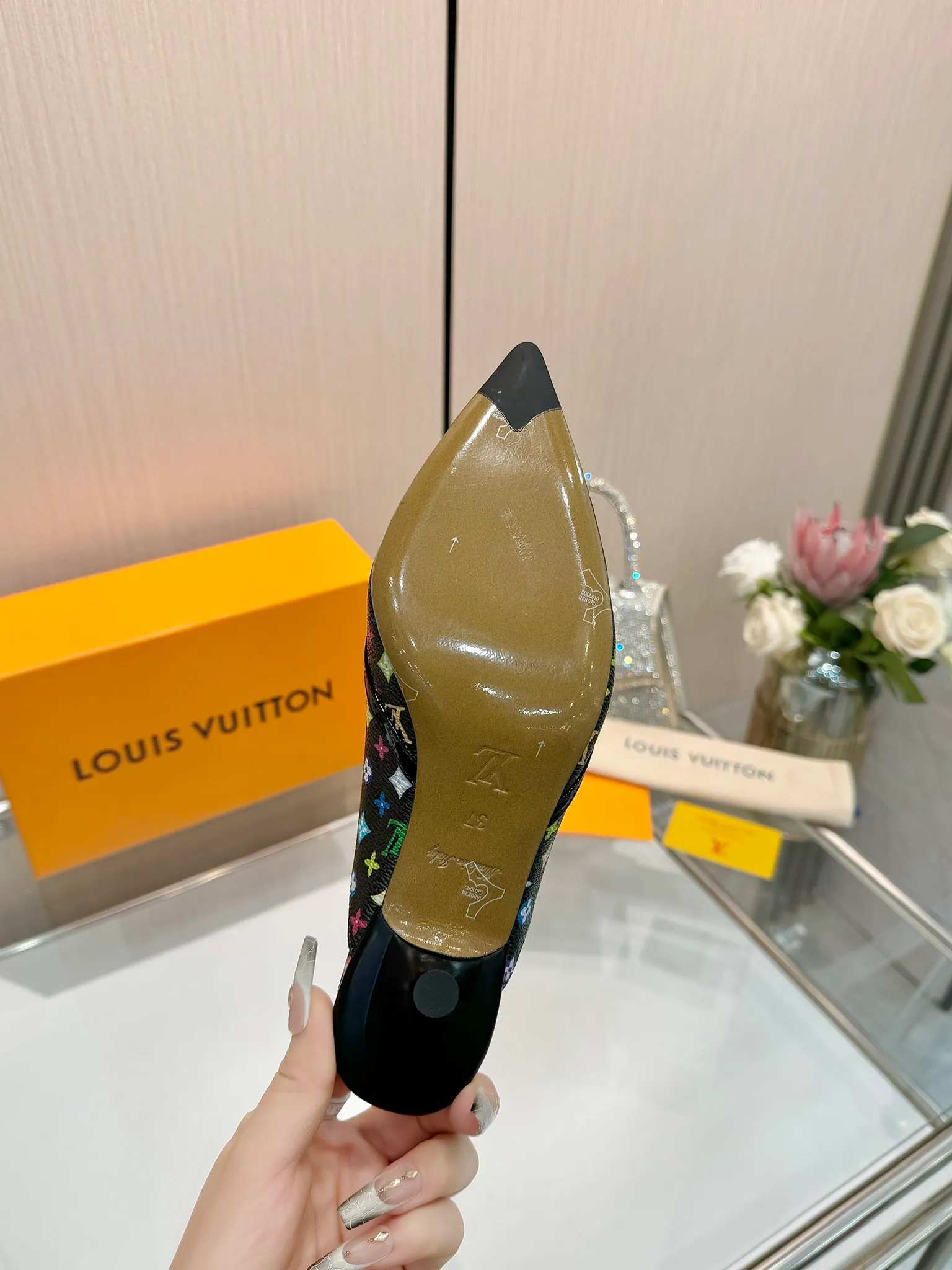 👟👟Ex-factory price 640👟👟Purchase level], Louis Vuitton 2025 official website early spring series! Perfect last shape, new pointed toe🆕, the official website is updated simultaneously. The small pointed toe is matched with a hollow leather strip and a small square buckle to adjust the elasticity. LV hardware "logo" is embellished. It is full of details and a visual feast. 💯It is difficult to conceal the elegant temperament of LV. It is comfortable and easy to wear, and full of femininity. The new original reverse mold last has the ultimate 1:1 shape, exquisite workmanship, and imported high-end fabrics showing exquisite texture! Fabric: Imported lambskin, cow patent leather/Presbyopia/denim. High-quality soft sheepskin lining. Feet: imported goatskin, Italian genuine leather outsole. 5.5 lacquered heels. Number of yards: 34-41 (34.40, 41, customization is non-returnable and non-exchangeable)
